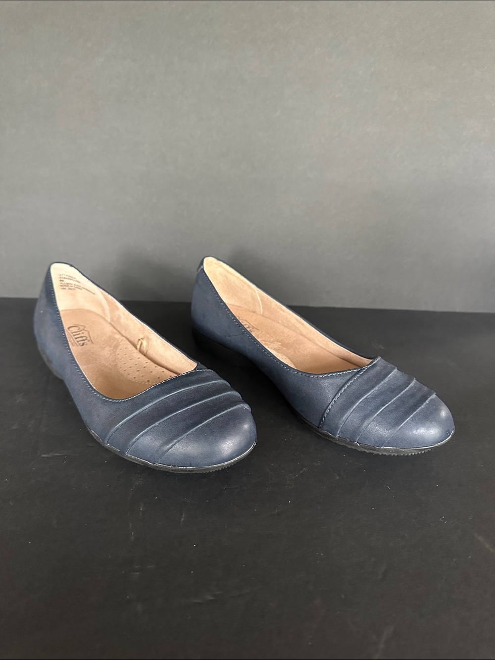 Cliffs by White Mountain navy flat shoes women’s size 8
